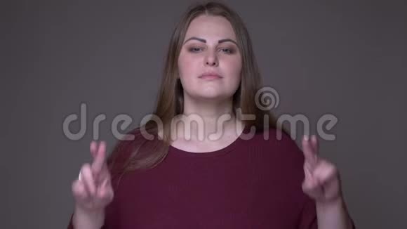 一位年轻的体重超重的白种人女性的特写镜头她的手指在焦急地祈祷着视频的预览图