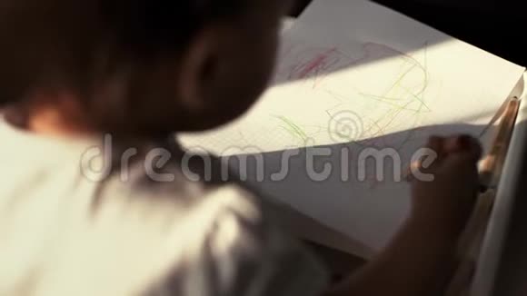 小可爱的女孩独立地在纸上画一支铅笔视频的预览图