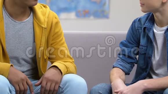 两个高中男生抱拳坐在沙发上友谊视频的预览图
