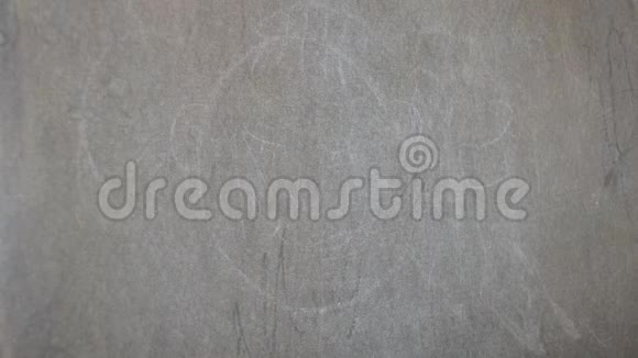 用粉笔在黑板上画画画一张脸视频的预览图