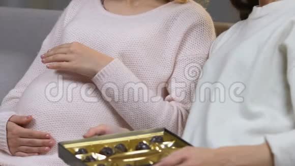 漂亮的亚洲女人和怀孕的朋友一起吃巧克力糖果支持视频的预览图