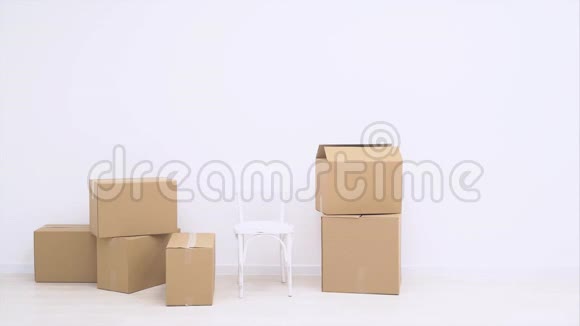 强壮的女人正在搬运大的移动盒子装满物品在白色的背景上被隔离复制空间动画行动视频的预览图