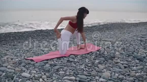 女体操运动员在海上伸展肌肉和肌腱练习瑜伽视频的预览图