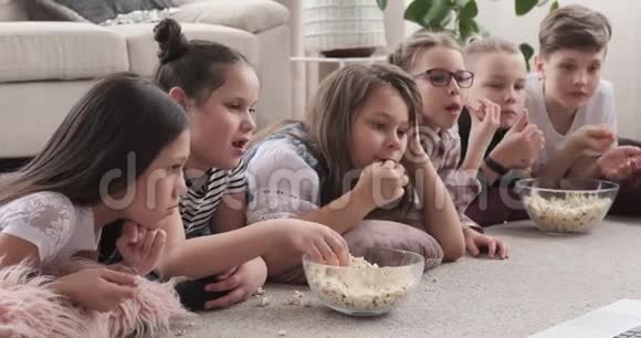 看电影时吃爆米花和拍手的小兄弟视频的预览图