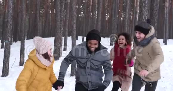 快乐的朋友在雪地里奔跑视频的预览图