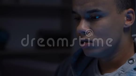 孤独的非洲裔美国青少年在晚上思考问题尴尬的年龄视频的预览图