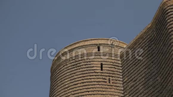 阿塞拜疆巴库一座古石塔顶部的全景少女塔视频的预览图