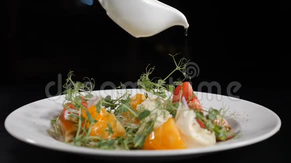 正确的食物概念健康蔬菜沙拉与橄榄油调味厨师拿着白罐橄榄的特写镜头视频的预览图