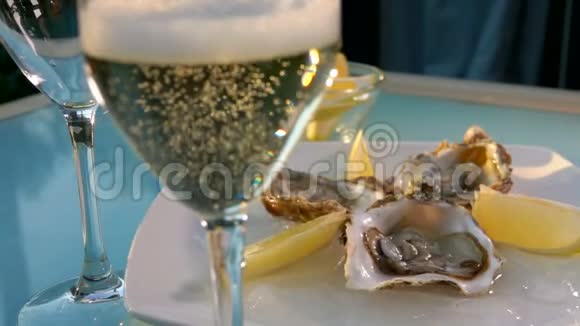 香槟的气泡在玻璃杯中升起视频的预览图
