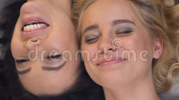快乐的女性朋友笑着仰着头健康的微笑牙齿护理视频的预览图