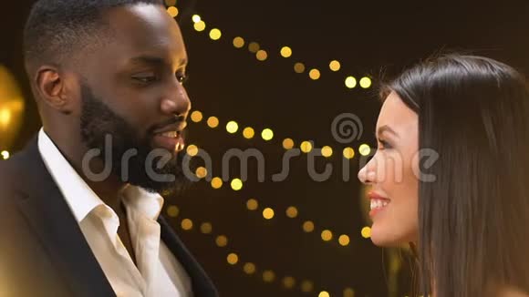 非裔美国人和亚裔女士在派对上喝香槟微笑调情视频的预览图