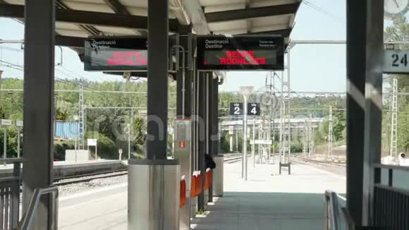 带有信息屏幕和旅游网的铁路车站MacanetMassanes空台视频的预览图