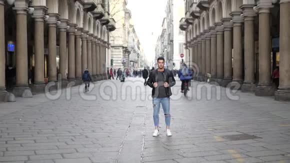 一个英俊的年轻人在古老的古典城市里视频的预览图