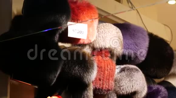 在一个露天的街头商店橱窗里戴着毛皮帽子明亮的灯光视频的预览图