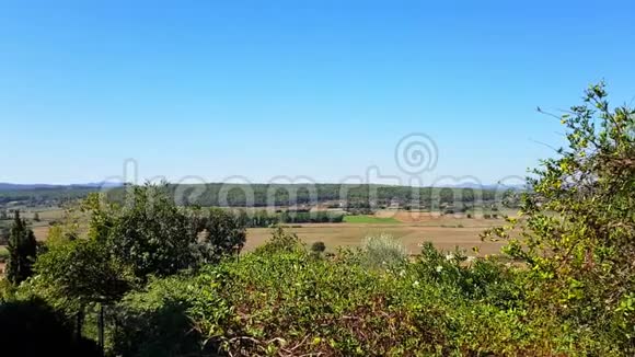 温暖的夏季景观与山丘田野和树木户外光线充足视频的预览图