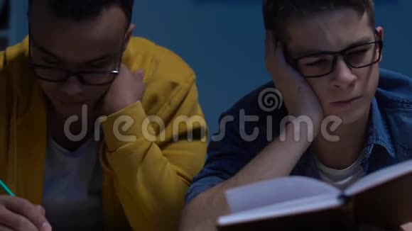两个困生深夜做作业准备考试教育视频的预览图