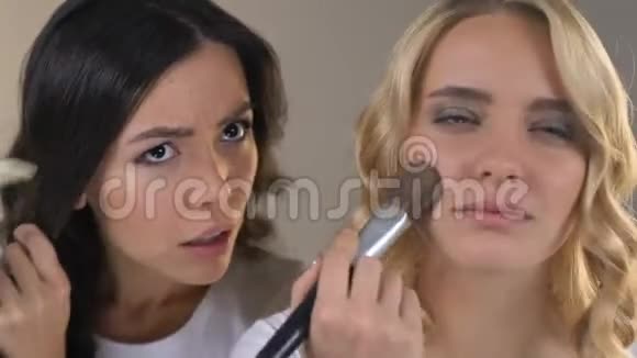两个女室友互相推挤站在镜子前竞争视频的预览图