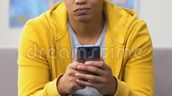 非洲裔美国青少年在约会应用程序上滚动个人资料对选择不满意视频的预览图