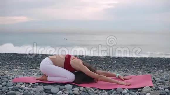 女子训练结束后在海边放松脸朝下躺着视频的预览图