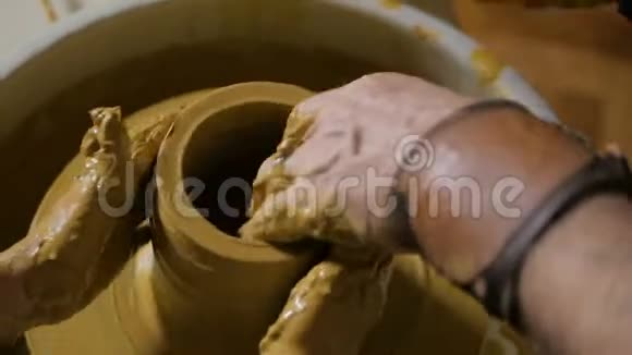 人类陶轮上用粘土工作视频的预览图
