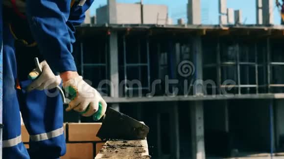 工人在建房子时用水泥铺砖视频的预览图