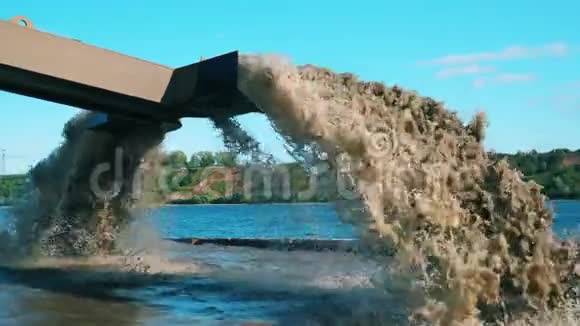 在一个采砂地点用飞溅的水堵塞视频的预览图
