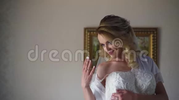 4美丽的新娘在婚纱店试穿她的裙子慢动作视频的预览图