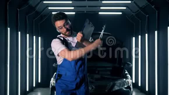 男车厂工人手里拿着工具和剪贴板跳舞视频的预览图