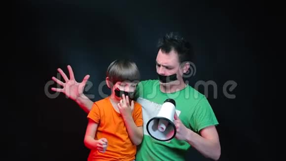 一个男人和一个孩子在对着扩音器大喊大叫视频的预览图