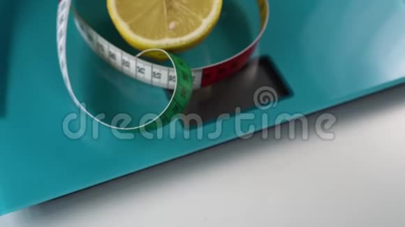 一个多色厘米半的新鲜柠檬在海蓝宝石地板鳞片上视频的预览图