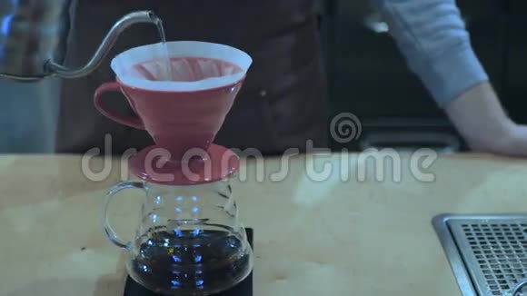 男人正在用漏斗煮咖啡视频的预览图