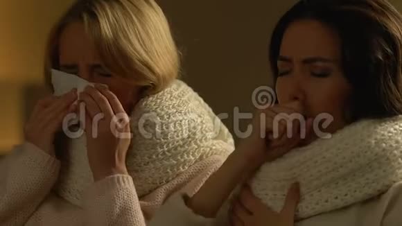 两位女性朋友发烧咳嗽和打喷嚏季节性感冒医疗保健视频的预览图