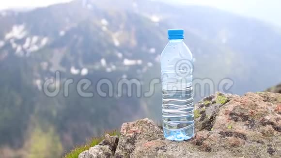 山区清洁水的瓶子和玻璃健康与生态主题视频的预览图