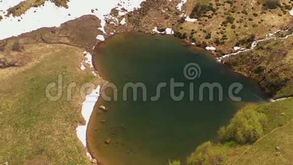 上面的风景到处飞奇妙的自然现象山湖形成心脏视频的预览图