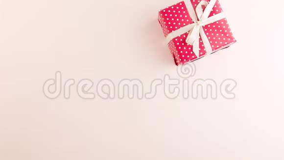 女人的手在白色背景上放着丝带的圣诞礼盒视频的预览图