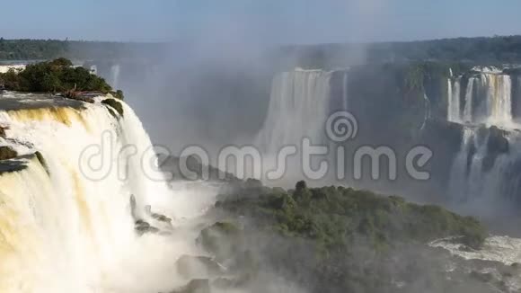 晴天的伊瓜苏瀑布视频的预览图