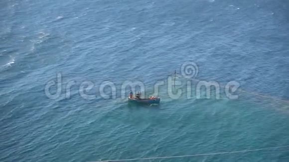 俯视大海船海上的渔民从视频的预览图