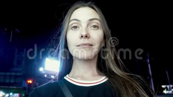 长头发的女人在夜街自拍视频的预览图