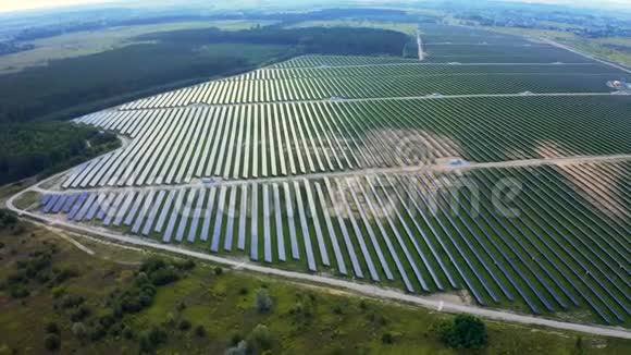 巨大的强大的站与太阳能电池板的空中视图产生电力工业太阳能农场视频的预览图