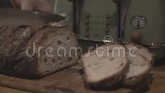 在厨房里切面包视频的预览图