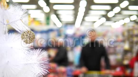 穿外套的年轻人在超市里挑选圣诞装饰品视频的预览图