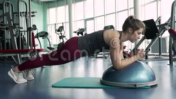 使女性站在木板位置训练核心肌肉视频的预览图