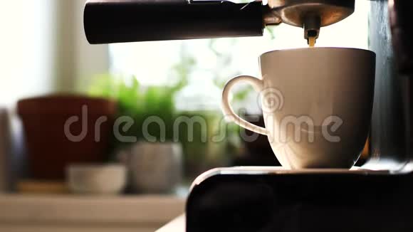 做咖啡浓缩咖啡那个人煮了咖啡从咖啡机里拿出了杯子视频的预览图