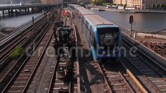 斯德哥尔摩的城市景观在前景的火车通过瑞典首都的运输视频的预览图