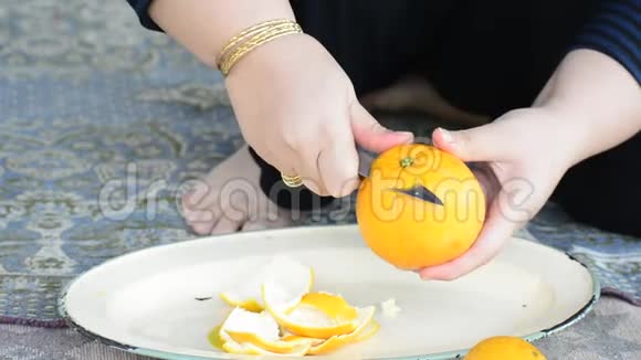 一名年轻女子手拿刀的特写镜头去除了橙色的皮肤视频的预览图