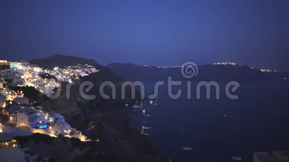 从菲拉镇到桑托里尼岛奥亚的夜盘视频的预览图