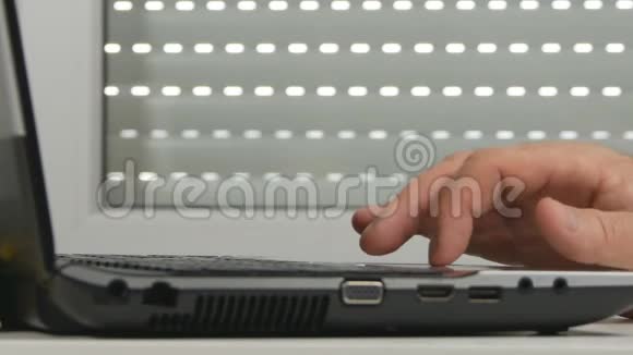 手抖神经浏览上网笔记本电脑无线连接视频的预览图