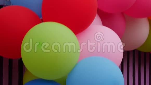 多色气球街头广告气球中的氦视频的预览图