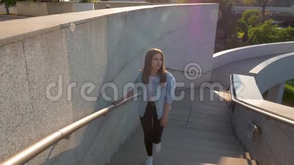 棕色头发的女人爬楼梯唱歌视频的预览图