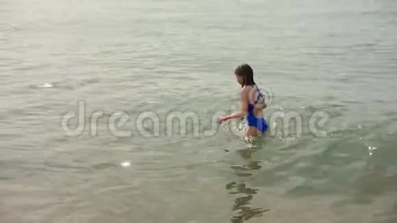 少女学会在海里游泳视频的预览图